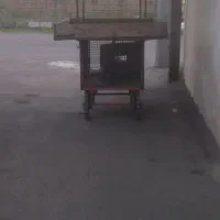 گاری بساط میوه سالم زیر قفس دار برا وسایل عزافه
