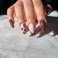 آموزش و خدمات کاشت ناخن