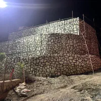 راننده بیل کار در معدن سنگ لاشه