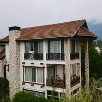 عاشقان-ویلای-کلاسیک-در-شهرک-با-اصالت