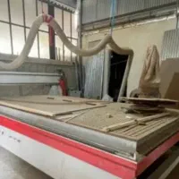 کارگر ساده نیمه وارد در کارگاه کابینت سازی