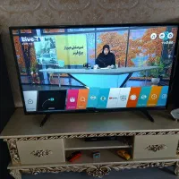 تلوزیون ۵۰ اینچ هوشمند ال جی به همراه میز