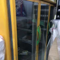 یخچال ۳در فروشگاهی و استند سیگار