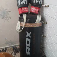 کیسه بوکس با دستکش