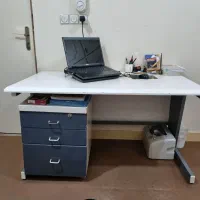 میز تحریر بزرگ تمیز