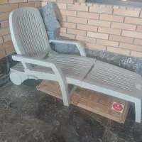 تخت افتابگیر کنار استخر