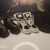 تعداد زیاد کفش کتونی .با.صندل.کیف بزرگ کیف کوچیک|کیف، کفش، کمربند|رشت, استقامت ۱|دیوار