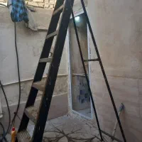 نردبان ومقداری وسایل ساختمانی...