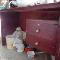 یک عدد میز چوبی کارکرده