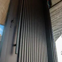 پرگولا درب مدرن ویلا در آهنی در باغی طرح کیت کتی