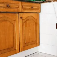 با سلام کابینت  بدنه فلز 60 عمق 50. با دربهای چوبی