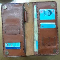 کیف پول قهوه ای پیدا شده در واوان توش مدارک هست