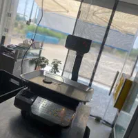 یک خانم برای کار فروشگاه و بسته بندی ماهی و میگو