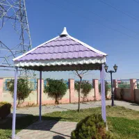 نقاش ساختمان در وپنجره باغ