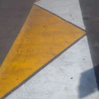 اجرای خط کشی رنگ امیزی ونصب تجهیزات ترافیکی