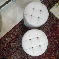 دوعدد باکس چرم سفید جلو میز آرایش