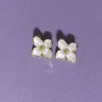 گوشواره گل شبدر رنگ بژ