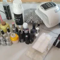 تعدادی وسایل ناخن وسالن زیبایی.
