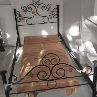 تخت اهنی با پاتختی