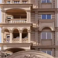 کارگر ساختمان برای کاشی کاری و سرامیک