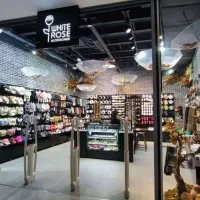 فروشنده خانم با مزایا و محیط لوکس و امن