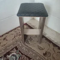 صندلی چوبی(چهارپایه چوبی)باروکش چرم سالم نو ۵۰۰ت