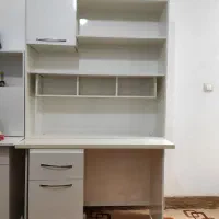 میز تحریر و کتابخانه