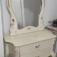 میز آرایش همراه با آینه