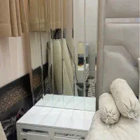 دو عدد پا تختی، همراه با آینه و کشو
