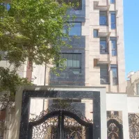 آپارتمان-همکف-با-حیاط-اختصاصی