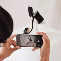 یک نفر خانم جهت عکاسی با موبایل