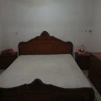 یک تخت سرویس کامل چوبی