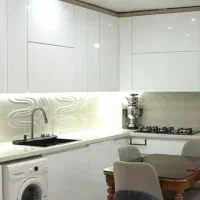 کابینت هایگلاس سفید و نسکافه ای با سینک پیانویی