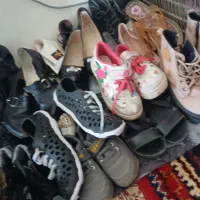 تعدادی کفش بچگانه و زنانه،100و۲۰۰