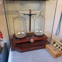ترازوی طلای فروشی قدیمی|کلکسیون اشیاء عتیقه|میانه, |دیوار