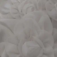 ۷عدد گل رز سفید  حریر دوزی شده