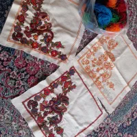 سه تا پته همراه با مقداری نخ