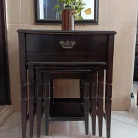 میز چوبی و گل میز   دراور و یک میز تک
