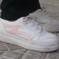 کفش کتونی   نو|کیف، کفش، کمربند|خوی, |دیوار