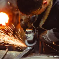 استخدام منتاژ کار و اهنگر حرفه ای ایرانی اتباع