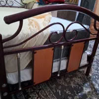 تخت خواب یک نفره فلزی با کفی چوبی و تشک درحد نو