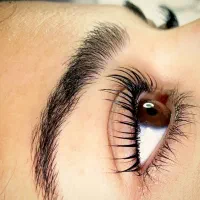نیازمند مدل لیفت و لمینت ابرو و مژه فوری