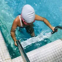 آموزش شنا و آکوافیتنس بانوان و کودکان