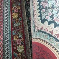 فرش قرمزورنگ کرم روشن هردوابریشمی هستن بسیارزیبا