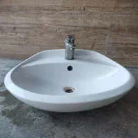 روشویی سرامیکی سالم به همراه شیرآلات