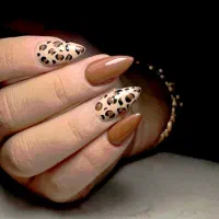 ناخنکار هستم. دستیاری هم میکنم.. سالن و منزل شما.