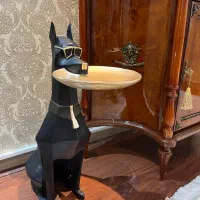 سگ میزبان کنار سالنی