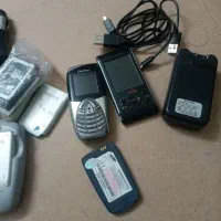 تعدادی گوشی معیوب و شارژر