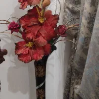 گلدان شیشه ای با گل مصنوعی