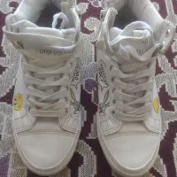 کفش|کیف، کفش، کمربند|بومهن, |دیوار